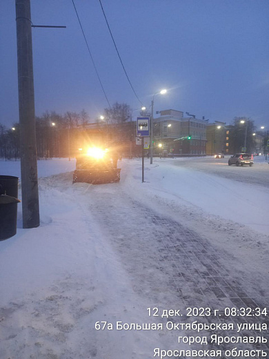 Более 100 машин убирают от снега улицы Ярославля