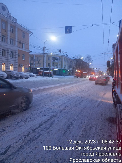 Более 100 машин убирают от снега улицы Ярославля