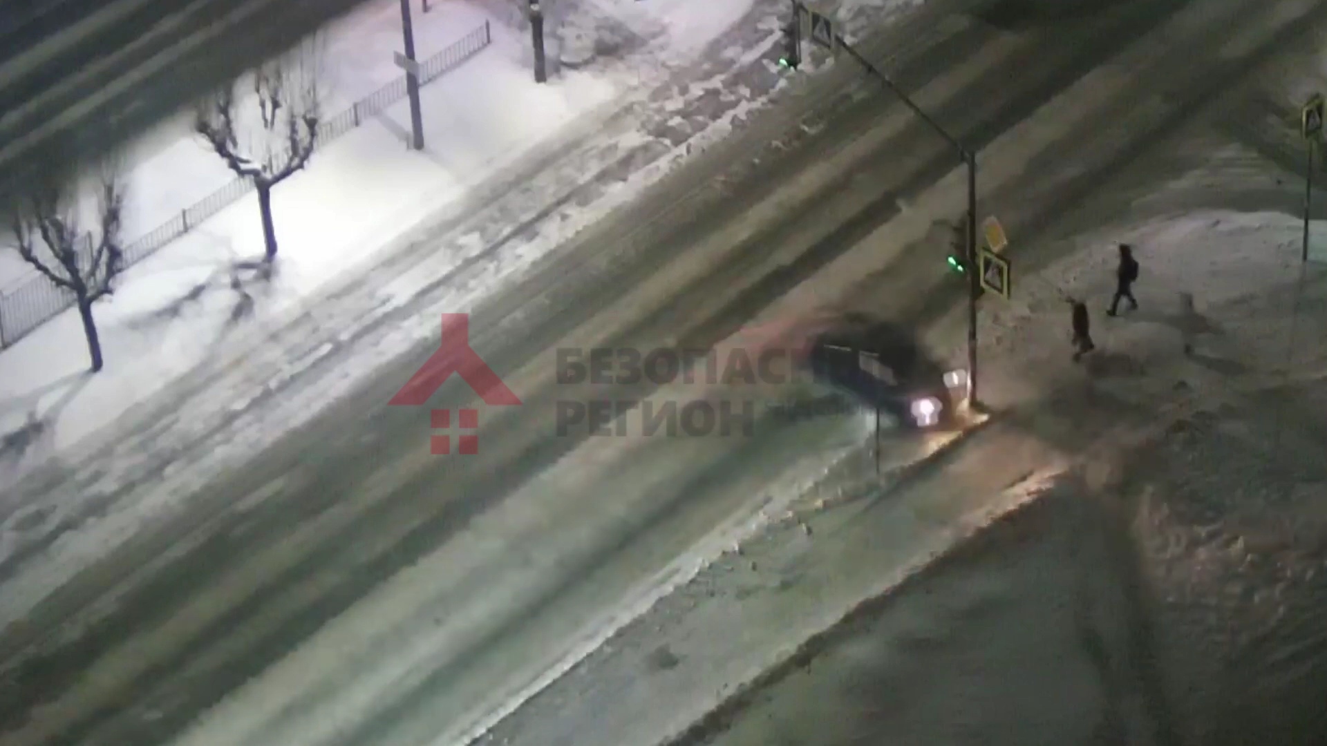 «Киа» врезался в столб и сбил светофор: появилось видео аварии в Ярославле