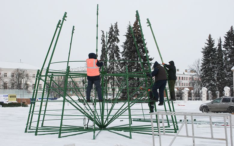 На Советской площади в Ярославле устанавливают 18-метровую новогоднюю елку