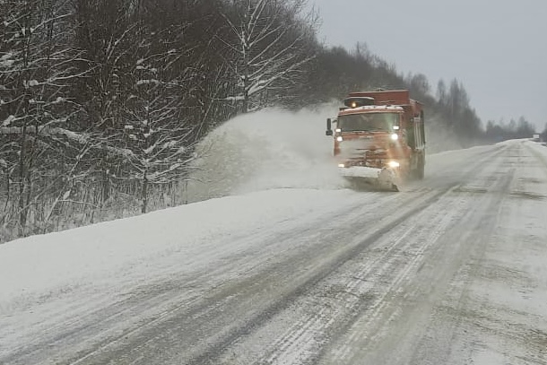Последствия циклона «Ваня» на областных трассах устраняют более 300 единиц спецтехники