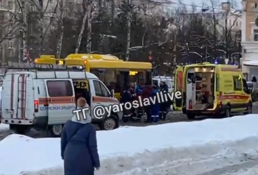 В результате столкновения автобуса и иномарки в Ярославле пострадали три человека