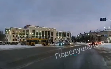 В сети появилось видео момента столкновения иномарки и автобуса в Ярославле