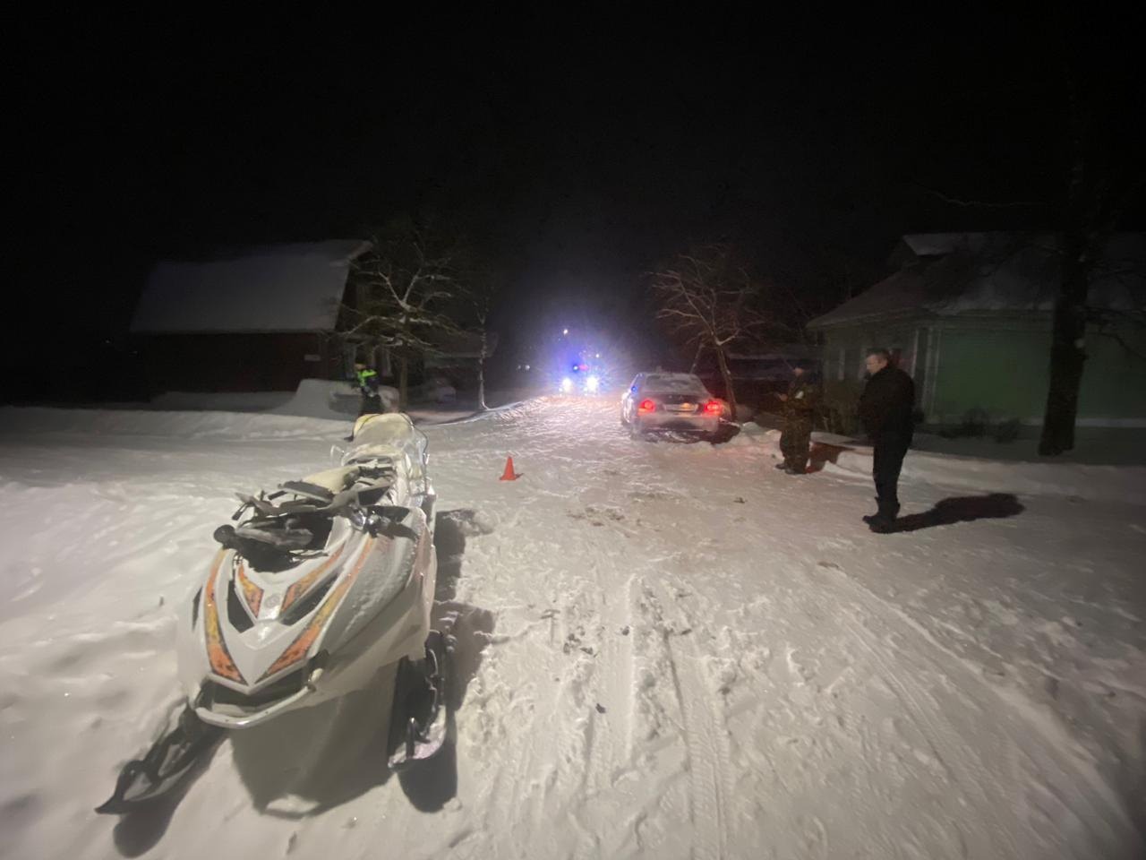 В Ярославской области 17-летняя девушка на снегоходе врезалась в иномарку