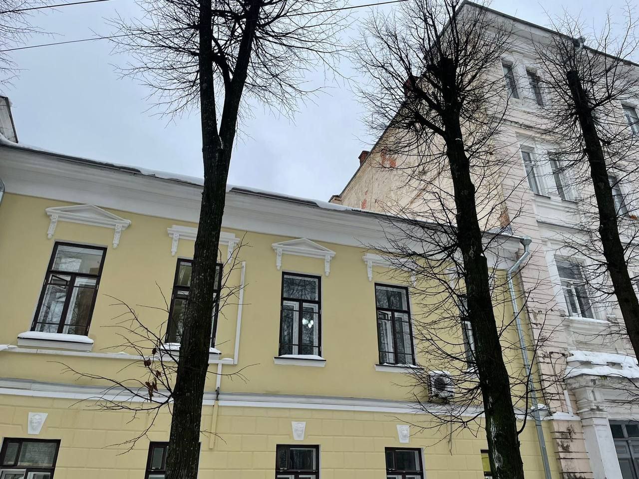 В Ярославле на трехлетнюю девочку с крыши административного здания упала снежная глыба