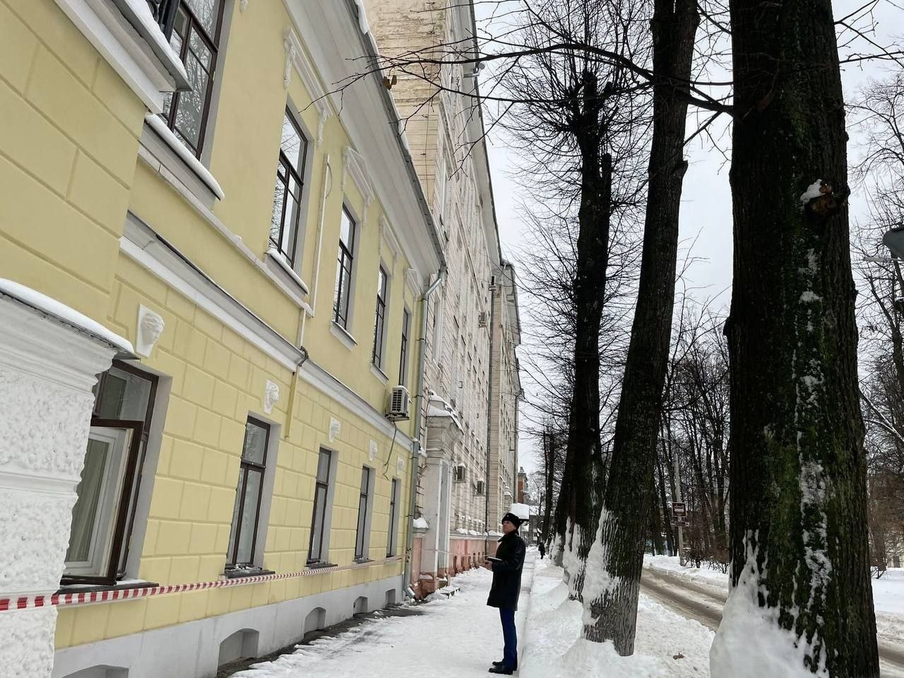 В Ярославле накажут ответственного за чистку крыши здания ЯГПУ после падения глыбы на ребенка