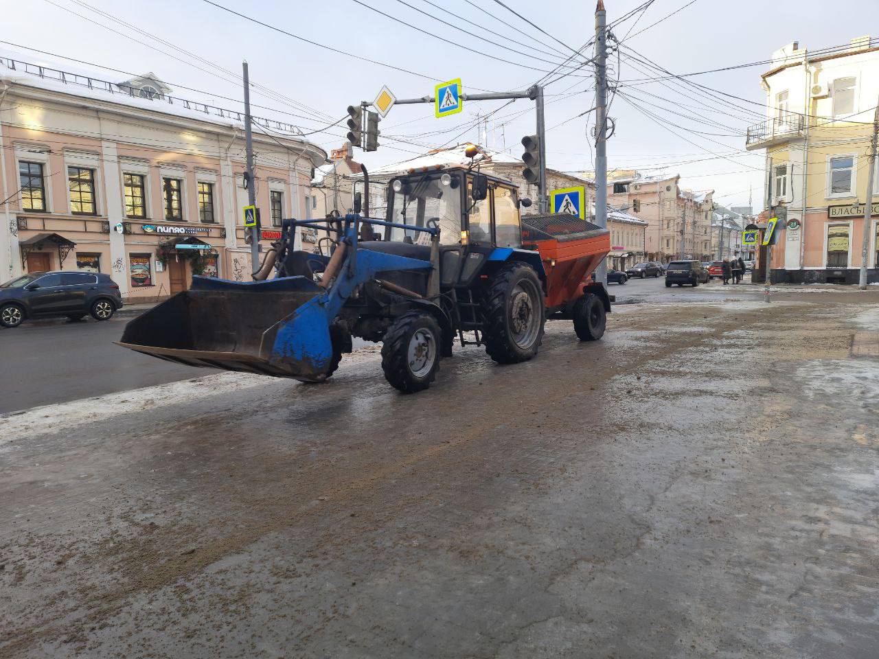 В Ярославле усилили борьбу с гололедицей – мэрия