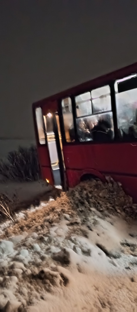 Автобус с пассажирами съехал с дороги в Ярославской области