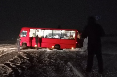 Автобус с пассажирами съехал с дороги в Ярославской области