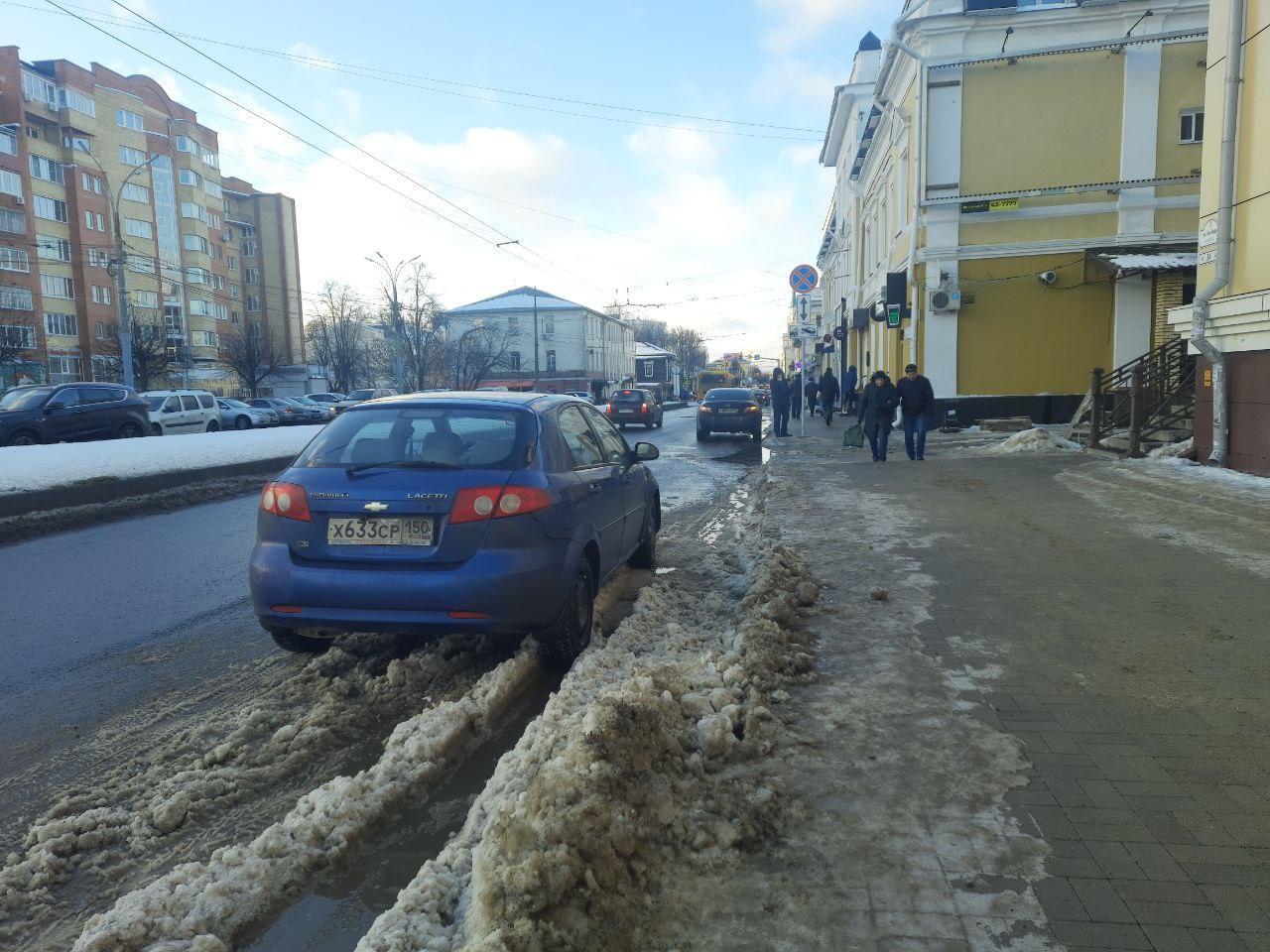 Ярославцам напомнили о запрете парковки на улице Свободы