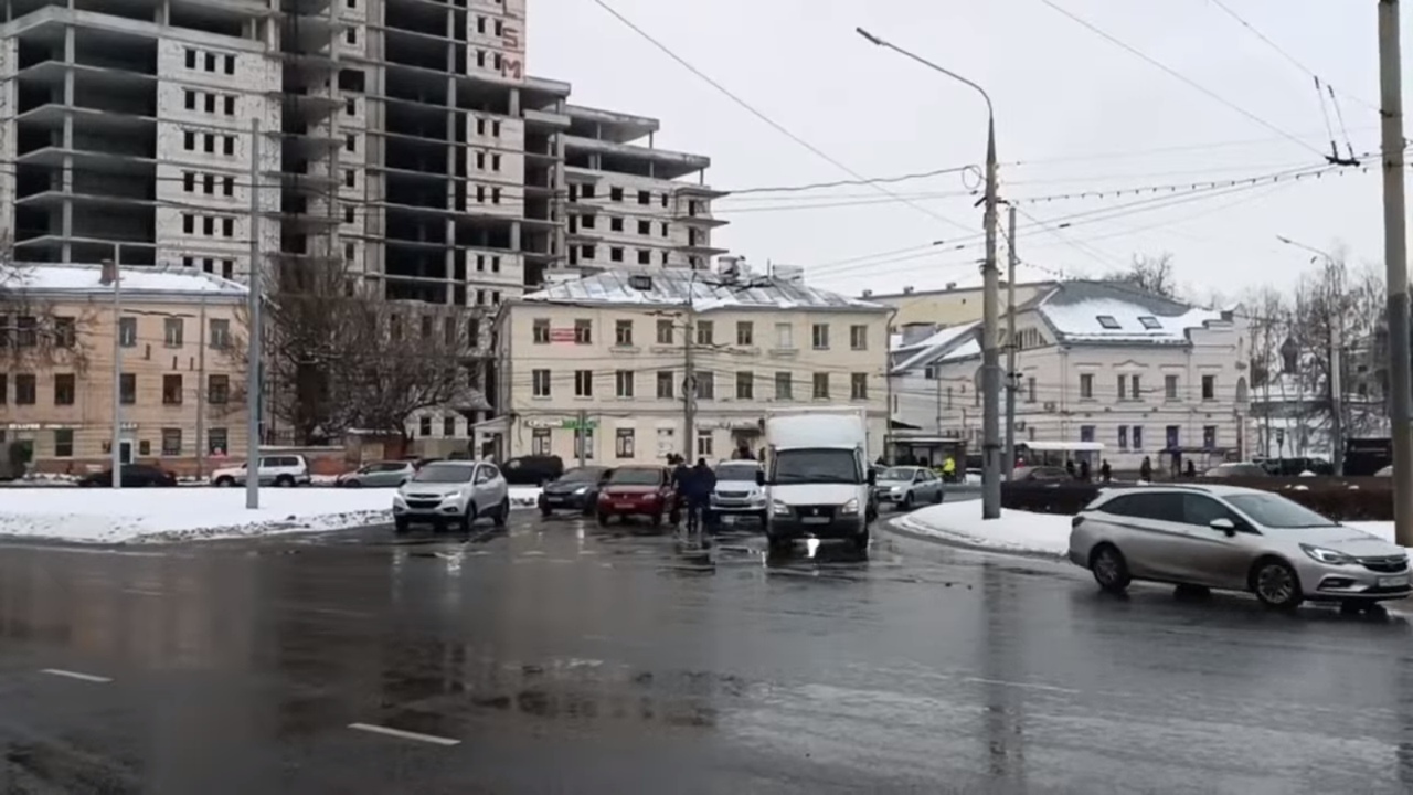 В соцсетях завирусилось видео драки водителей на Октябрьской площади в Ярославле
