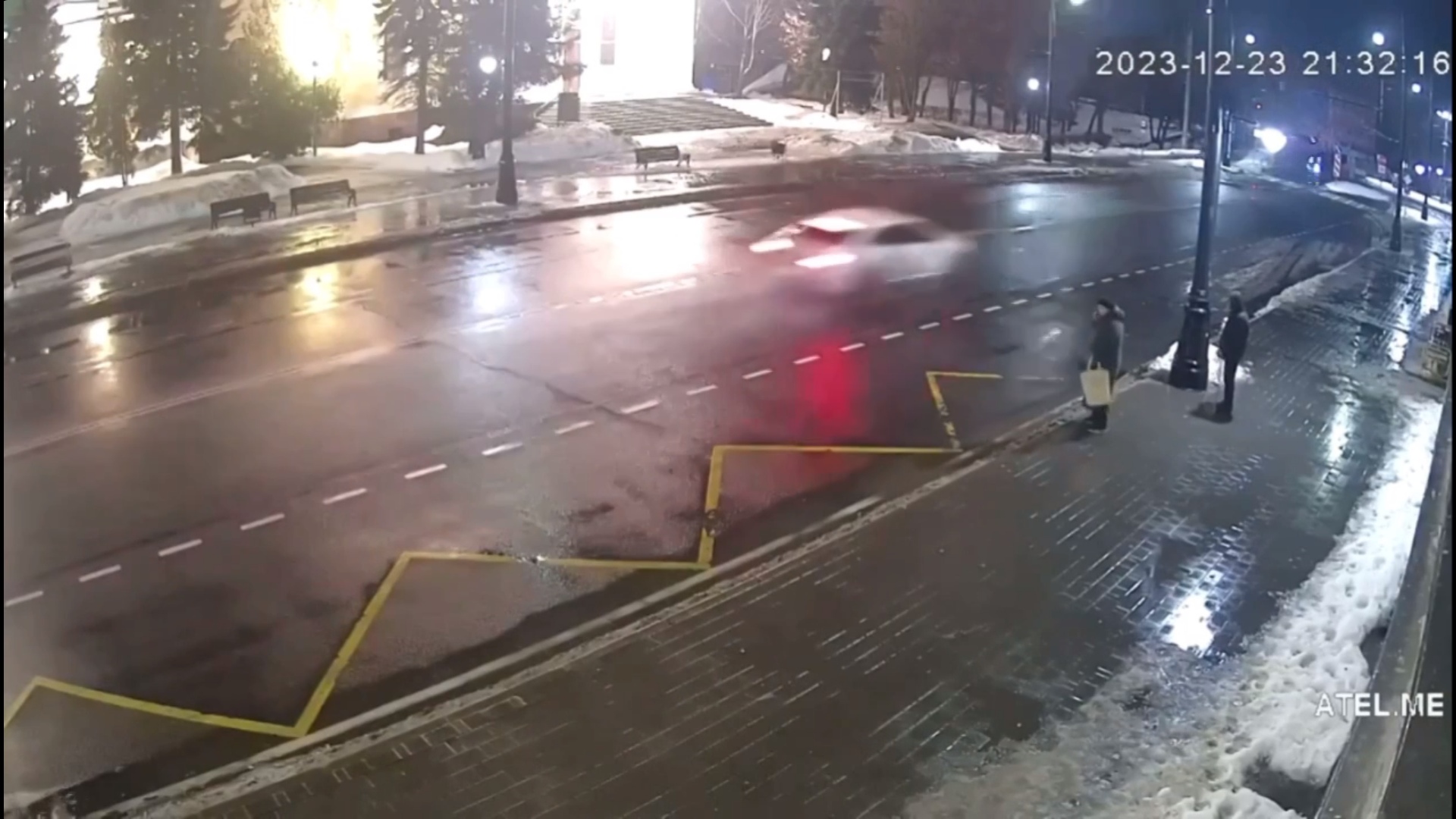 Видео столкновения иномарки с автобусом в Рыбинске опубликовали в соцсетях