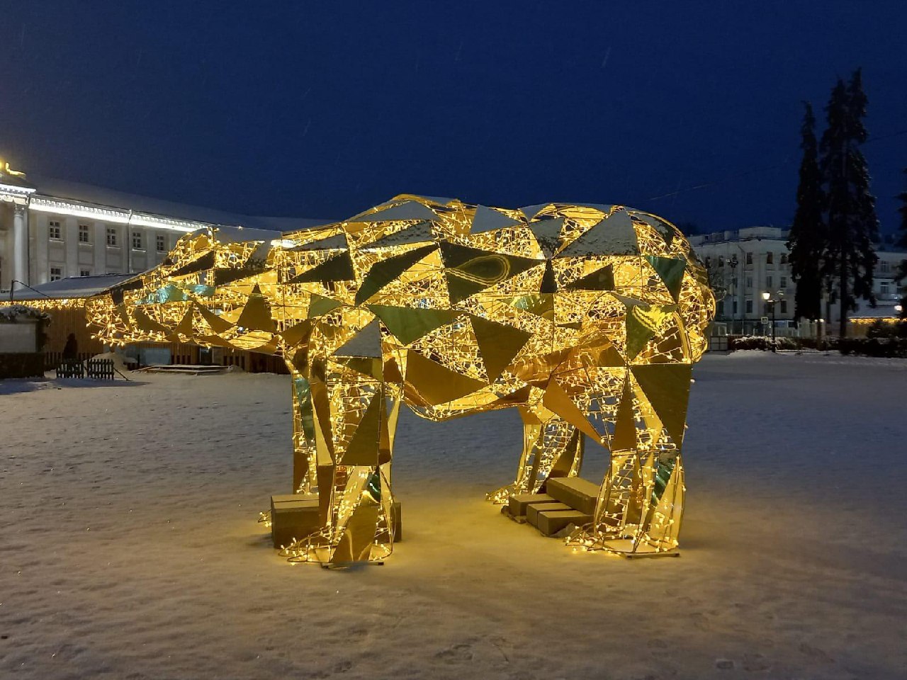 В центре Ярославля установили пятиметрового светящегося медведя