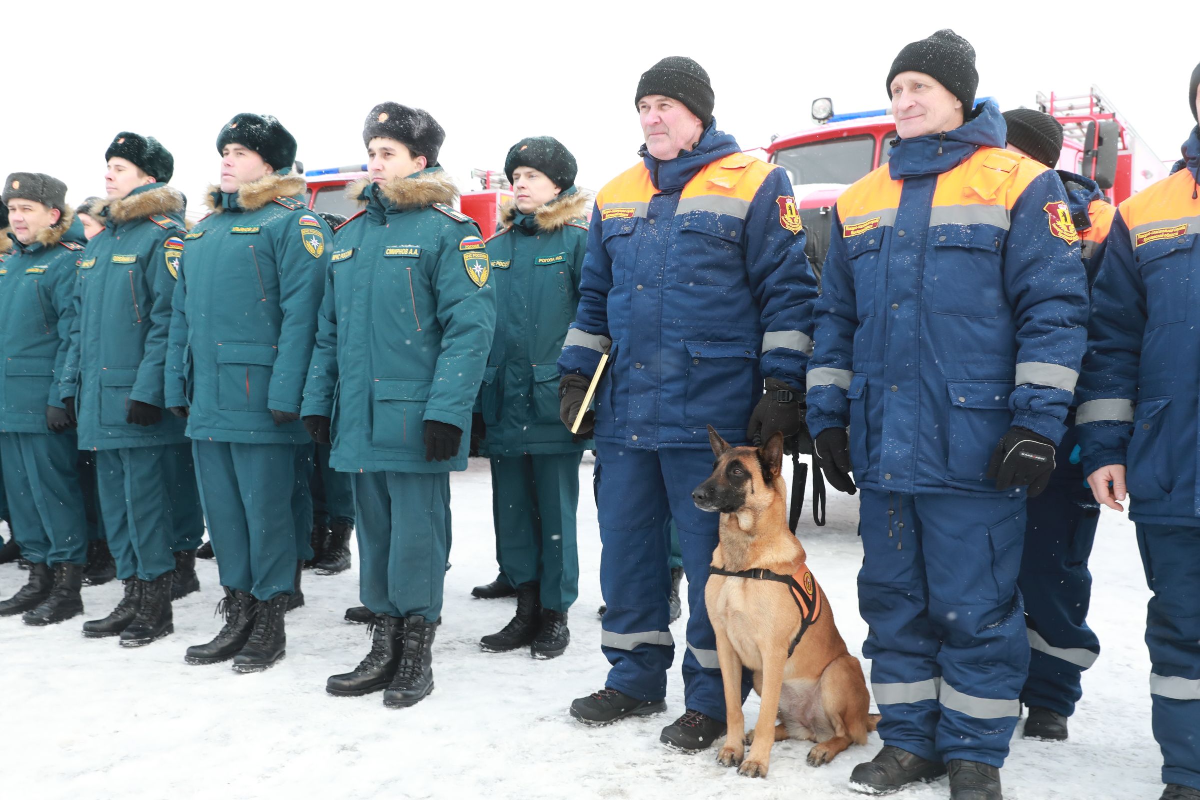 Лучшим ярославским спасателям в профессиональный праздник вручили награды