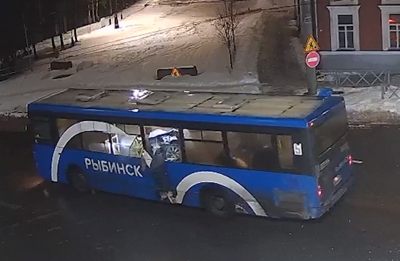 В сети появилось новое видео ДТП с влетевшей в автобус иномаркой в Рыбинске