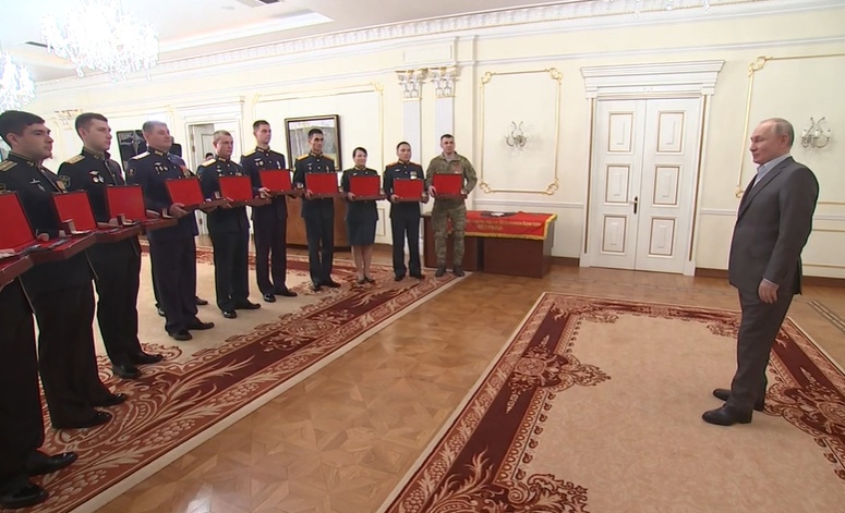 Президент России вручил участникам СВО памятные значки, изготовленные в Ярославле