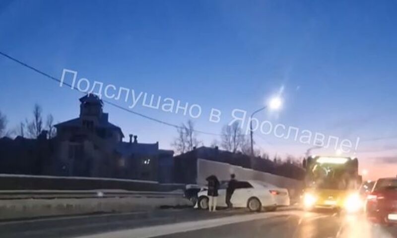 Три женщины пострадали в ДТП на Октябрьском мосту в Ярославле