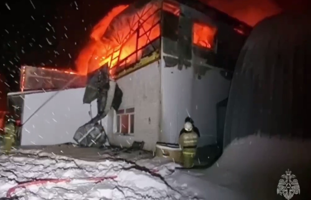 В Ярославской области тушат крупный пожар на складе гончарных изделий