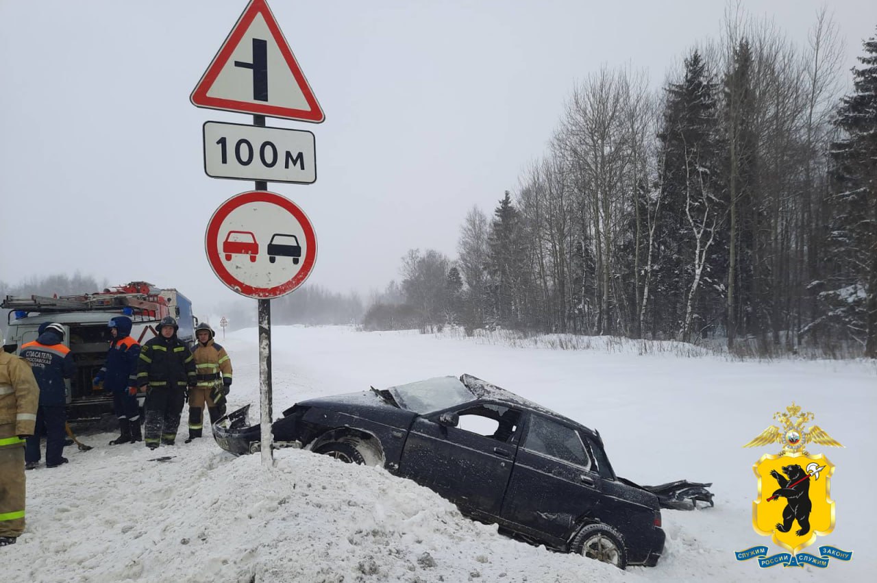 Водитель и пассажир ВАЗа погибли в результате столкновения с фурой под Ярославлем