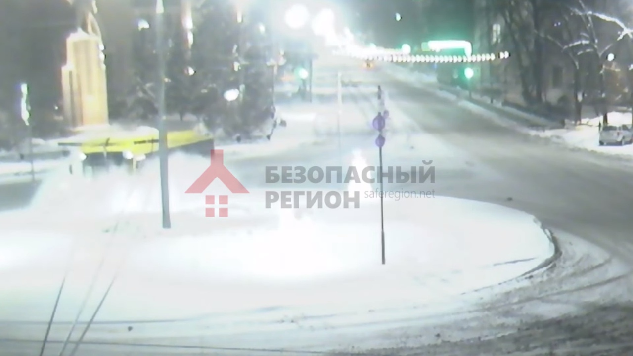 Появилось видео аварии с автобусом в центре Ярославля