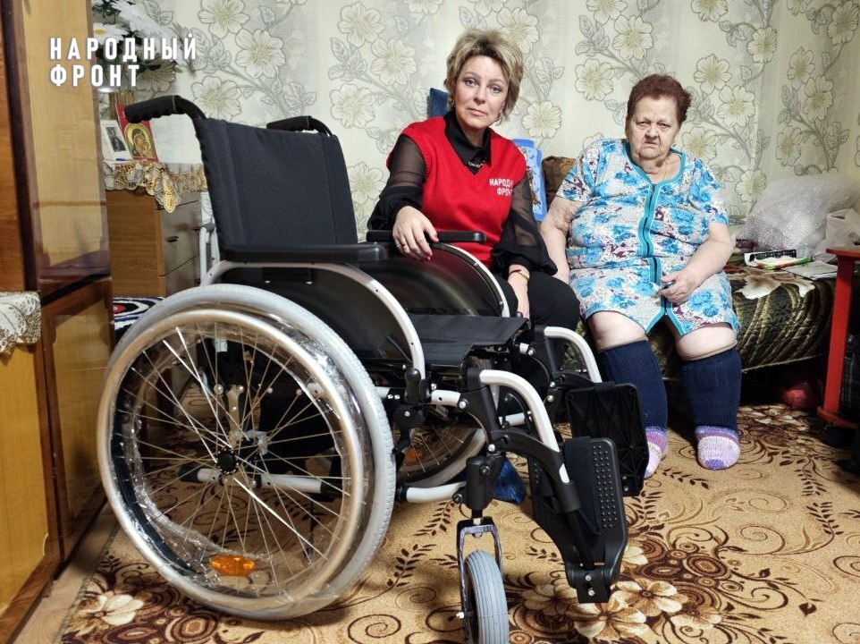 83-летняя жительница Ярославля получила инвалидную коляску для прогулок