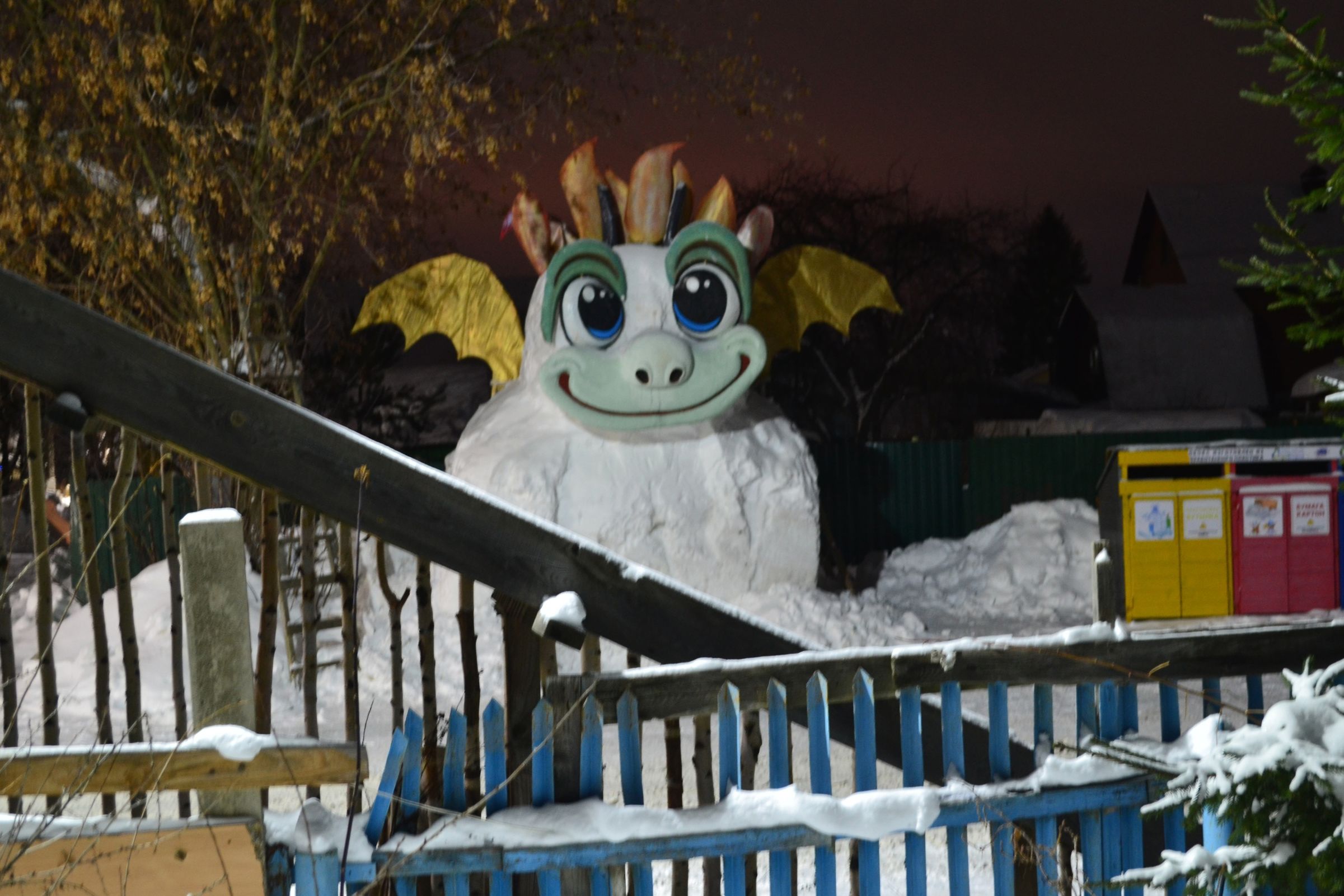 Ярославский художник завершает работу над пятиметровой снежной фигурой дракона