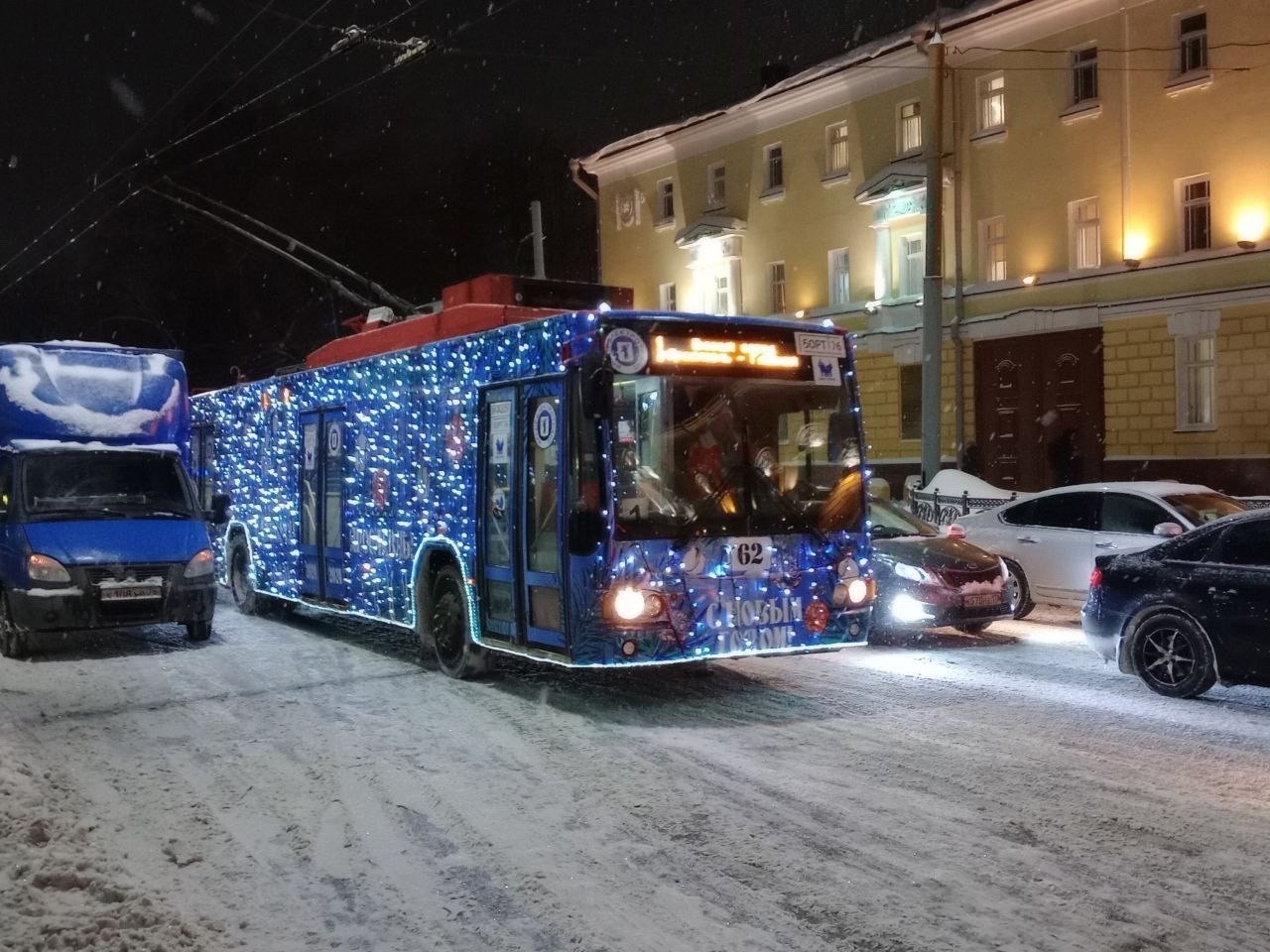 В Ярославле выпустят новогодние троллейбусы и трамваи на каждом маршруте к Новому году