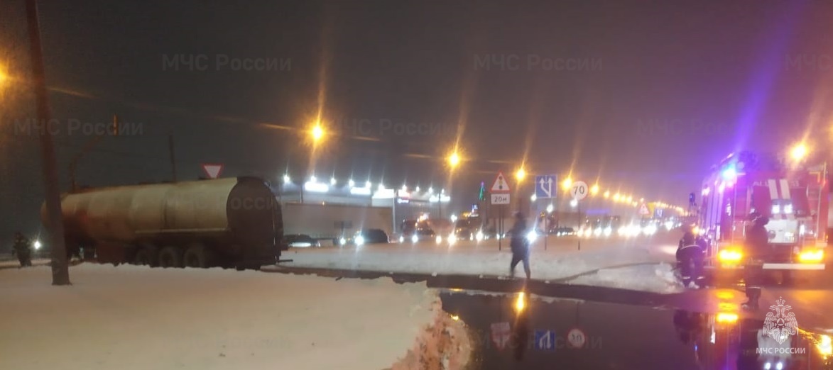 В Ярославском районе по дороге разлилось отработанное масло из автоцистерны