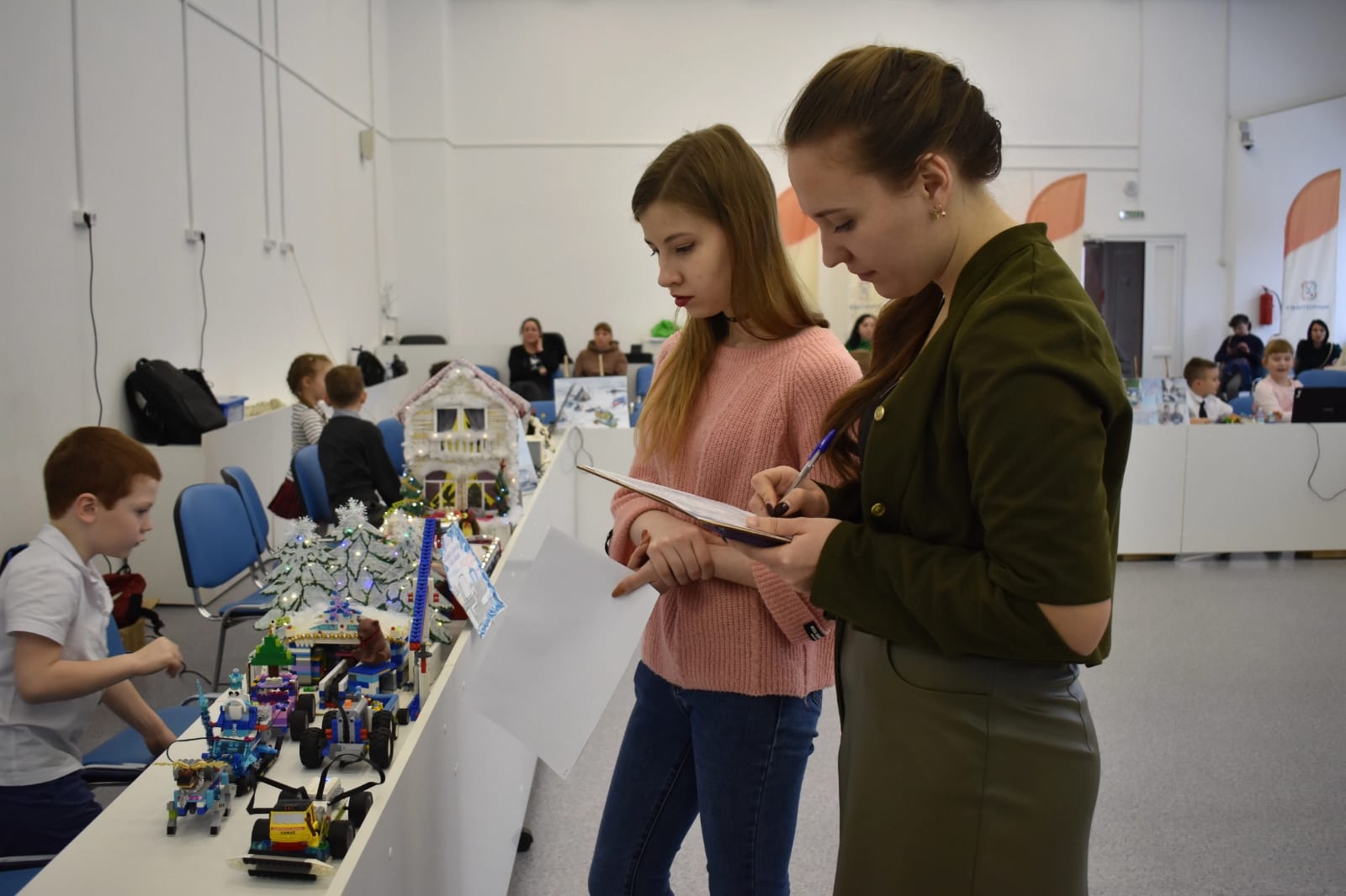 робокарусель 22-23. робототехника. соревнования по робототехнике новосибирск нгту. соревнования по робототехнике. футбол робототехника.