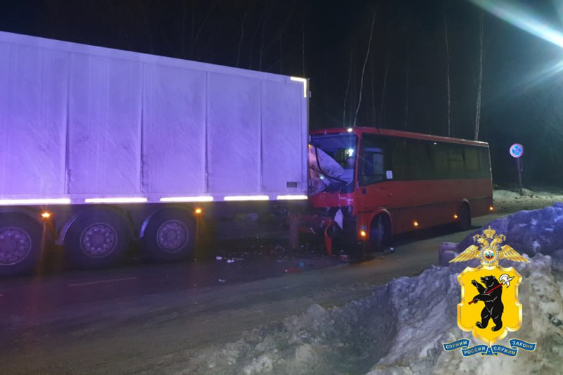 В Ярославле водитель автобуса погиб при столкновении с фурой