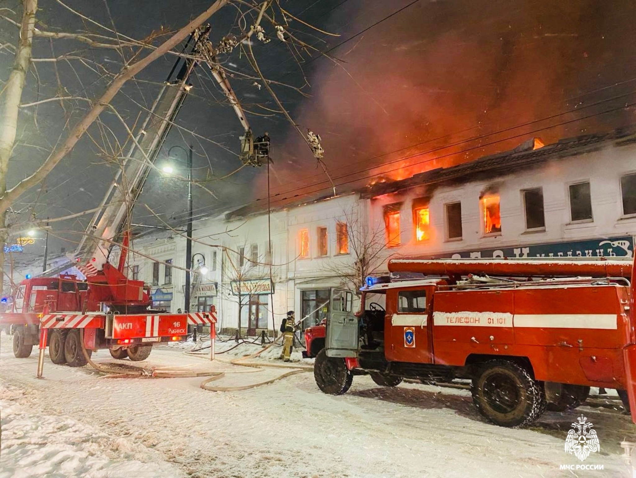 Крупный пожар в центре Рыбинска тушили почти сутки