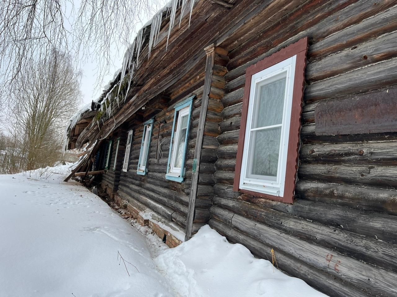 В старом деревянном жилом доме в Ярославской области обвалилась крыша