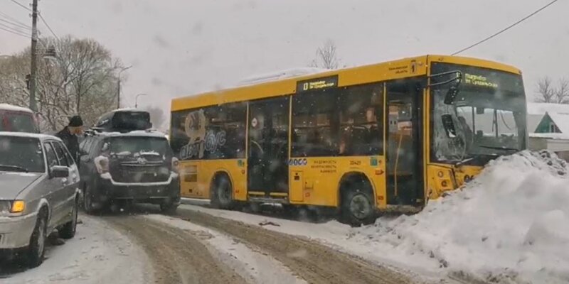 Из-за тройного ДТП с участием автобуса в Ярославле образовалась внушительная пробка