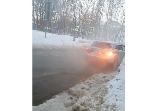 В микрорайоне Дядьково в Ярославле затопило улицы из-за коммунальной аварии