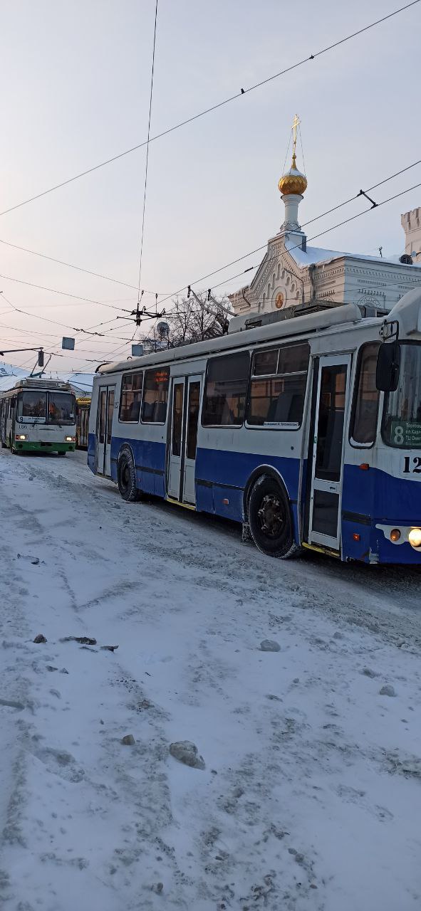 В центре Ярославля встали троллейбусы