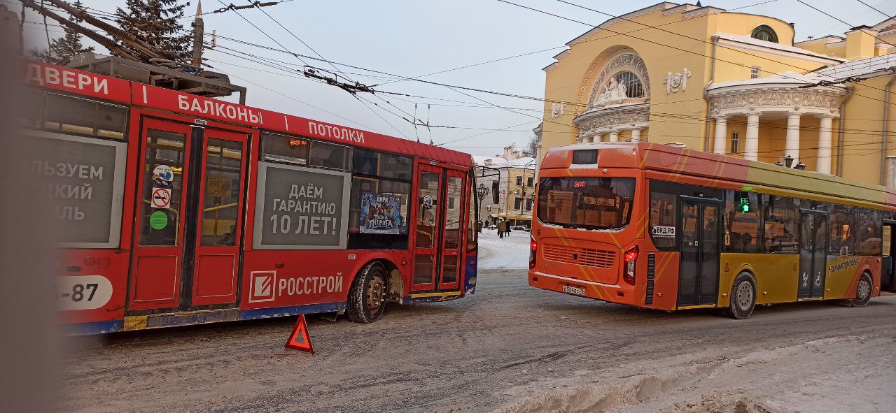 В центре Ярославля встали троллейбусы
