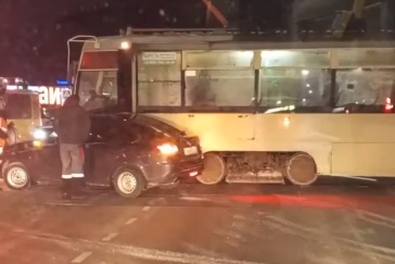 На переезде в Ярославле столкнулись легковушка и трамвай