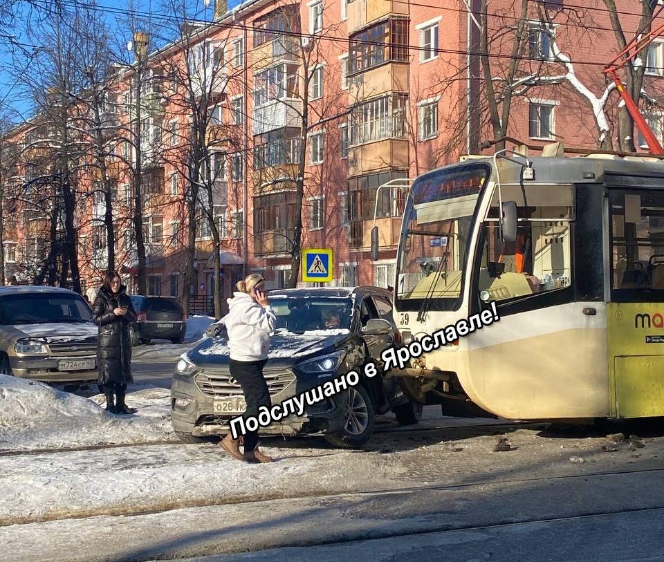 В центре Ярославля трамвай протаранил иномарку