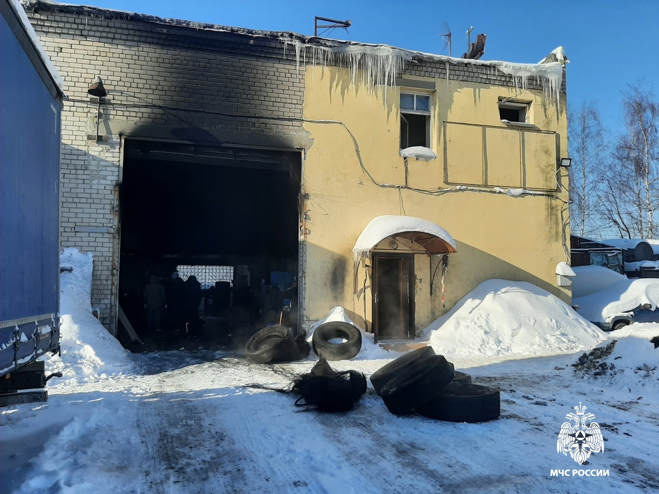 При пожаре в ангаре под Ярославлем пострадал мужчина