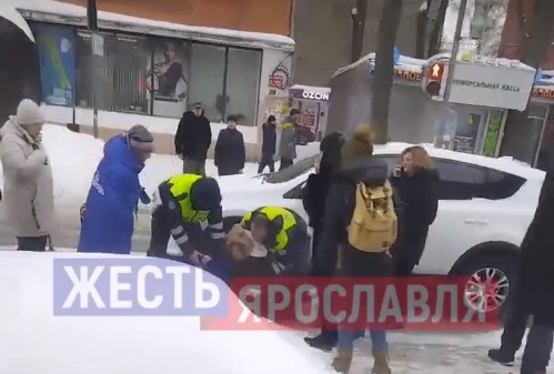 В центре Ярославля иномарка сбила 18-летнюю девушку на пешеходном переходе