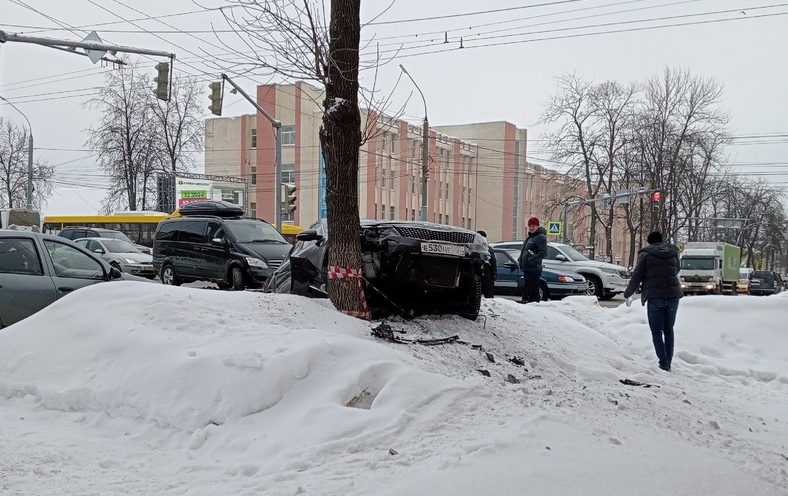 На Московском проспекте в Ярославле иномарка врезалась в дерево