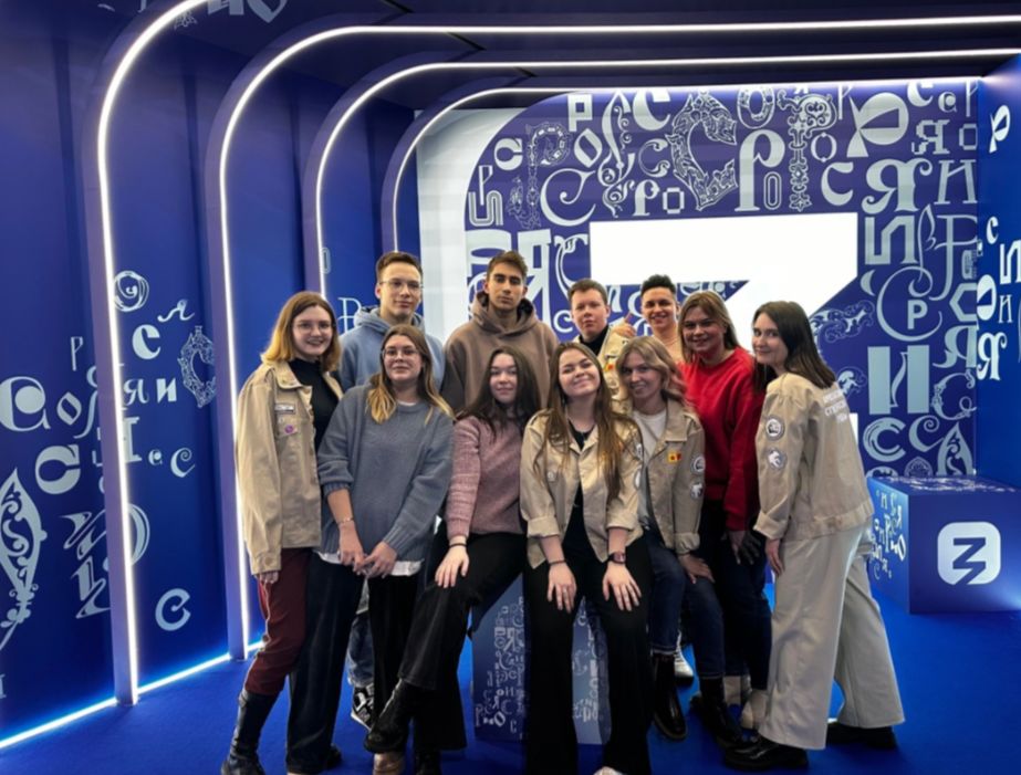 выставка колледжей в москве 2024. полицейский герой. интерактивная выставка. фото стульев у единой россии на съездах. конференция samsung картинки в высоком качестве.