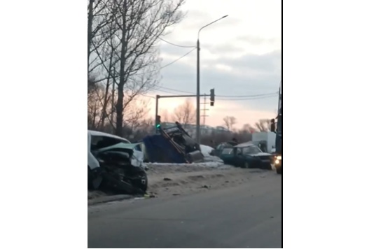 Три человека пострадали в массовом ДТП с мусоровозом на окружной дороге Ярославля