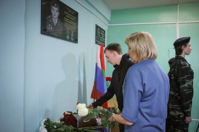 В школе Рыбинска открыли мемориальную доску в честь погибшего на СВО бойца