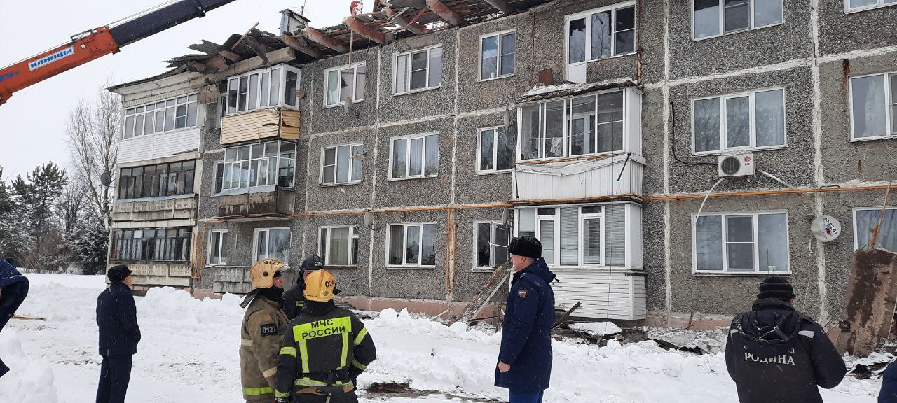 В Ярославском районе людей эвакуировали из дома с провалившейся от снега крышей