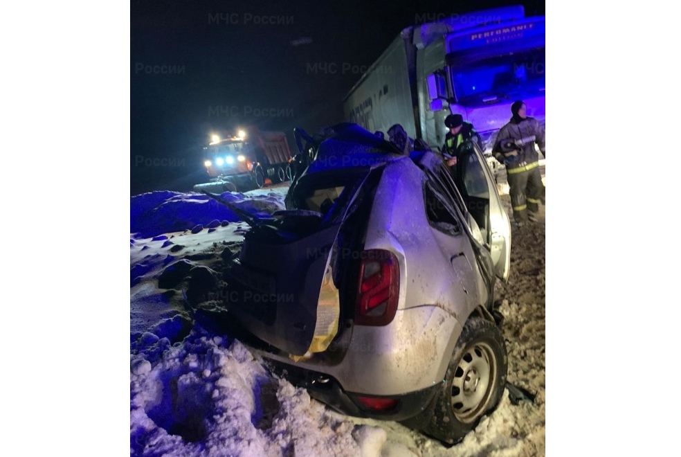В ДТП с фурой на трассе М8 в Ярославской области пострадал водитель иномарки