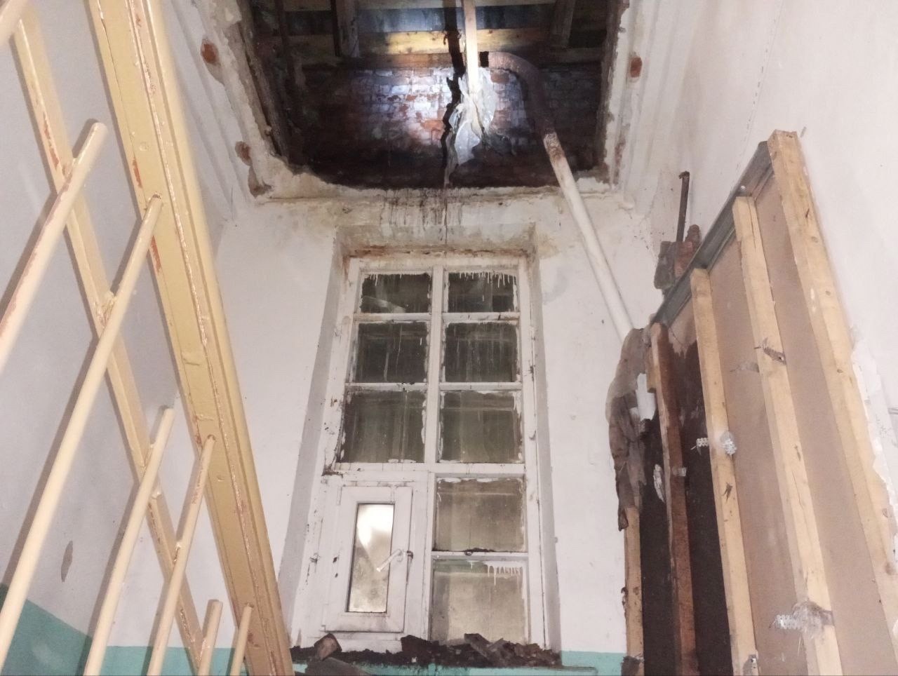 В Ярославской области обвалился потолок в жилом доме