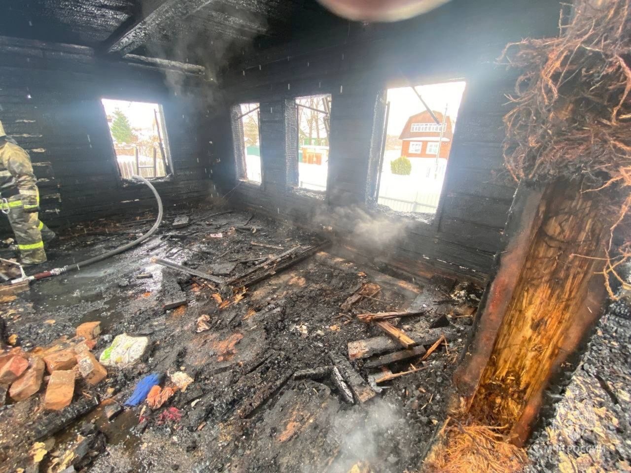 При пожаре в деревне Ярославской области пострадал местный житель