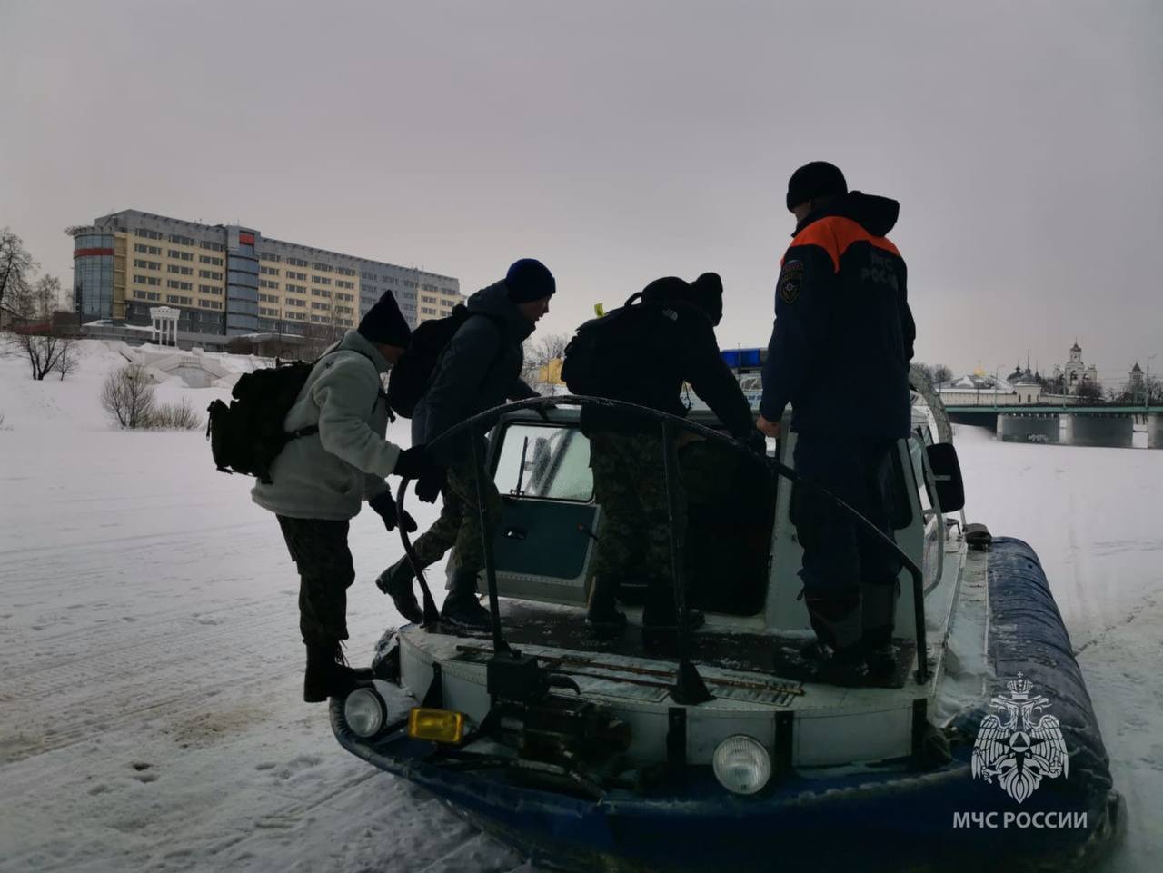 В Ярославле спасли подростков с тонкого льда