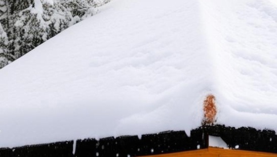 В Ярославской области с крыши дома на девушку обрушился снег